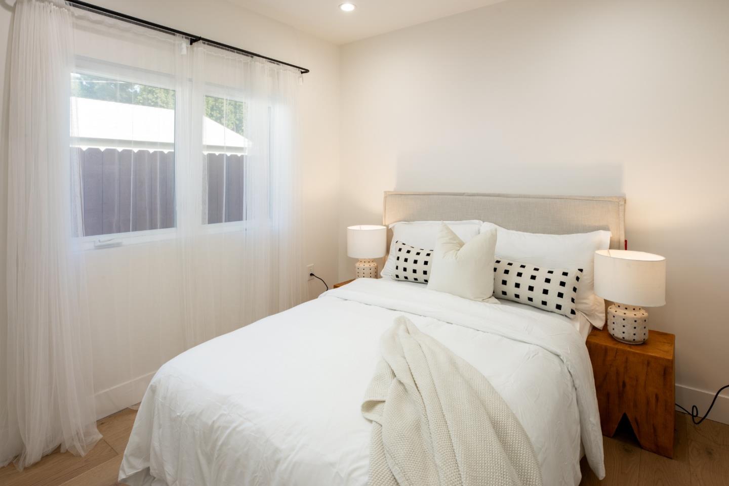 1384 Mariposa AVE