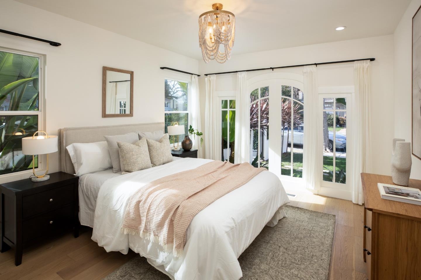 1384 Mariposa AVE