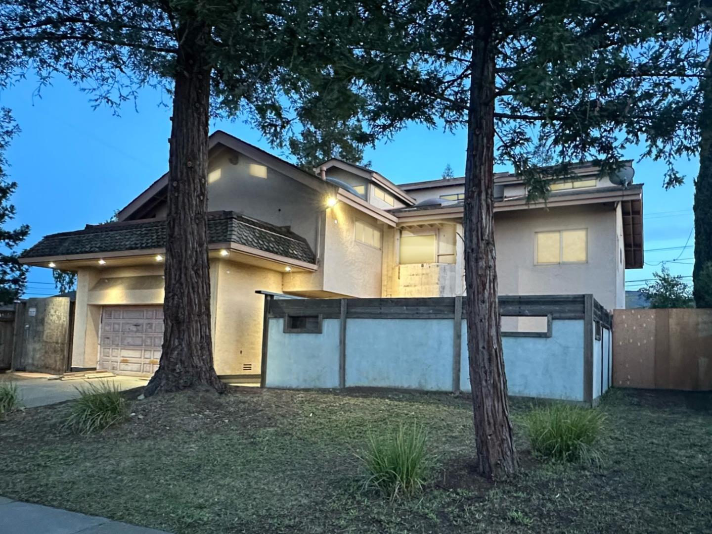 2422 Adonis WAY