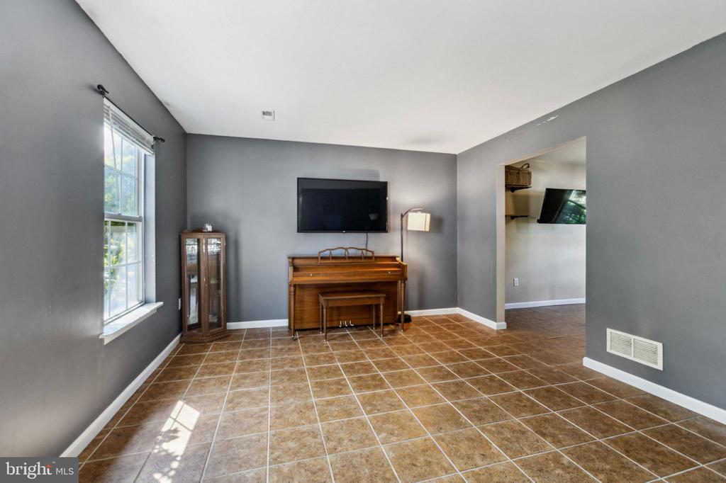 37 ARDSLEY DRIVE