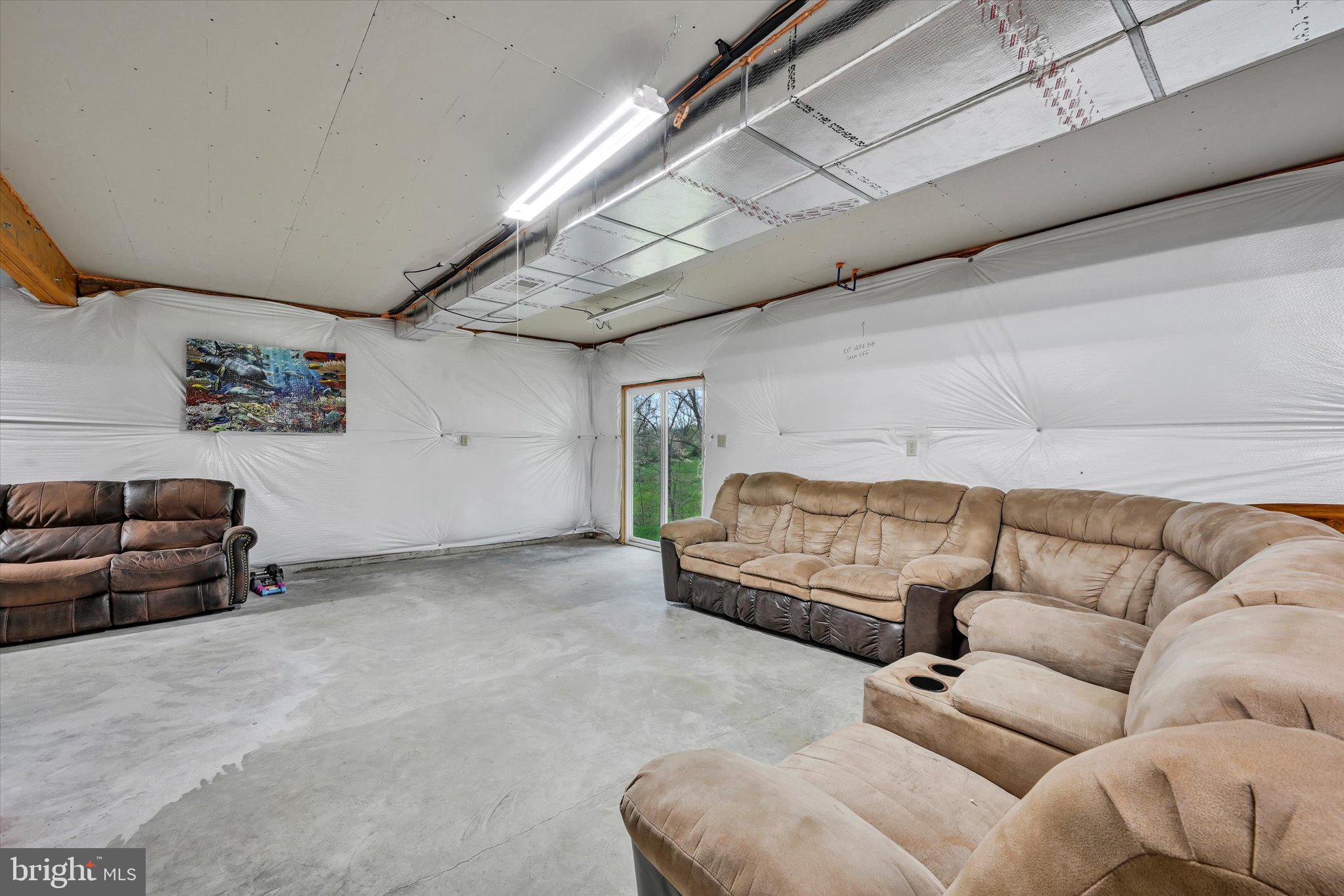 422 E 4th St