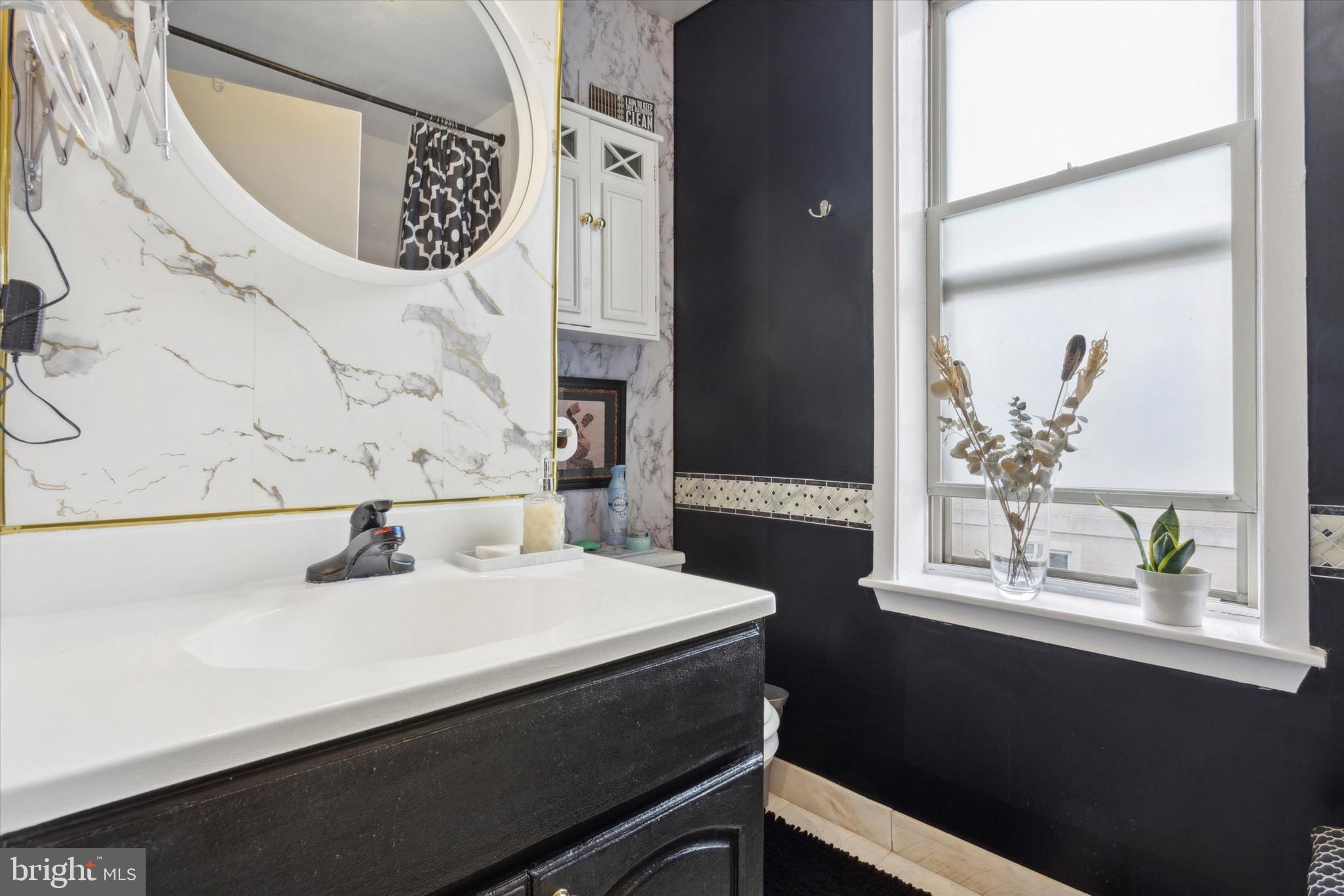 1905 W Master St