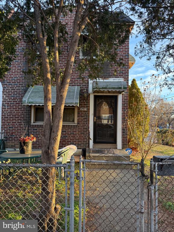 2529 S ALDEN STREET