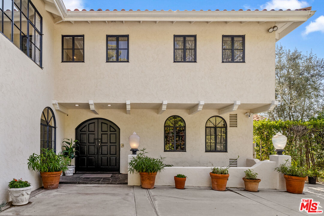 1218 Benedict Canyon Dr