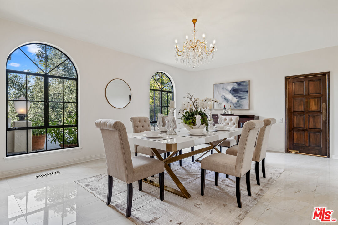 1218 Benedict Canyon Dr