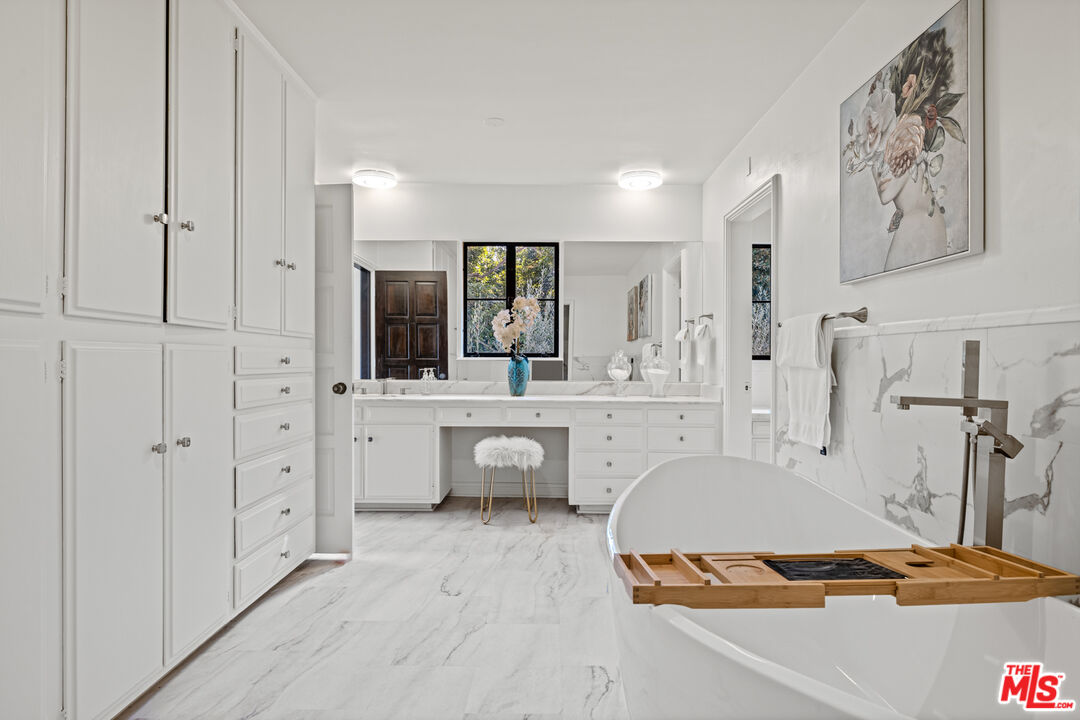 1218 Benedict Canyon Dr