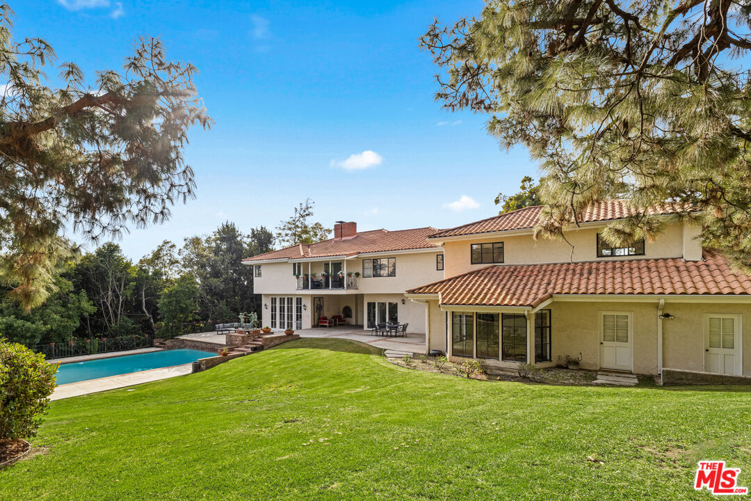 1218 Benedict Canyon Dr
