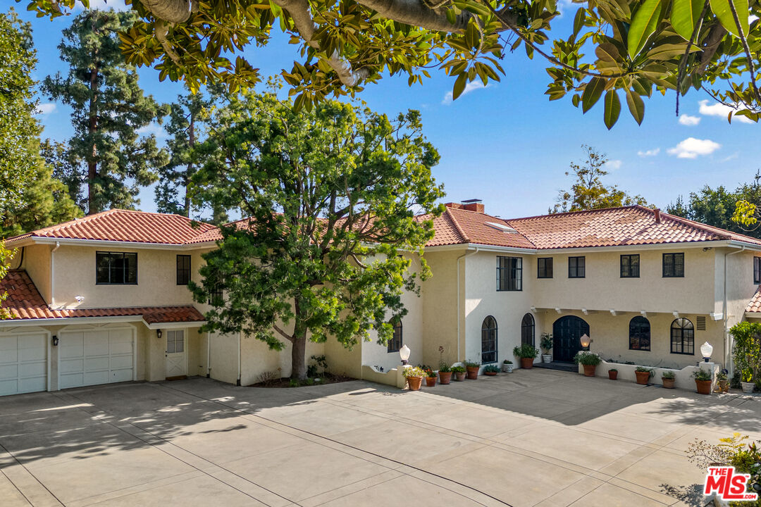 1218 Benedict Canyon Dr