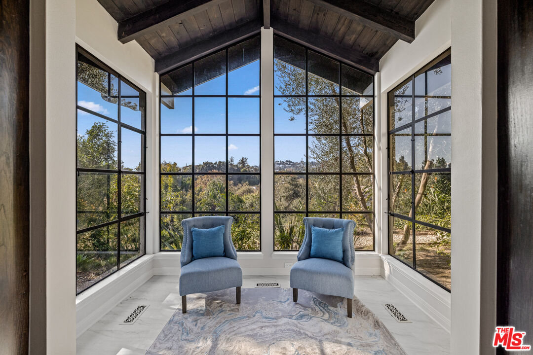 1218 Benedict Canyon Dr