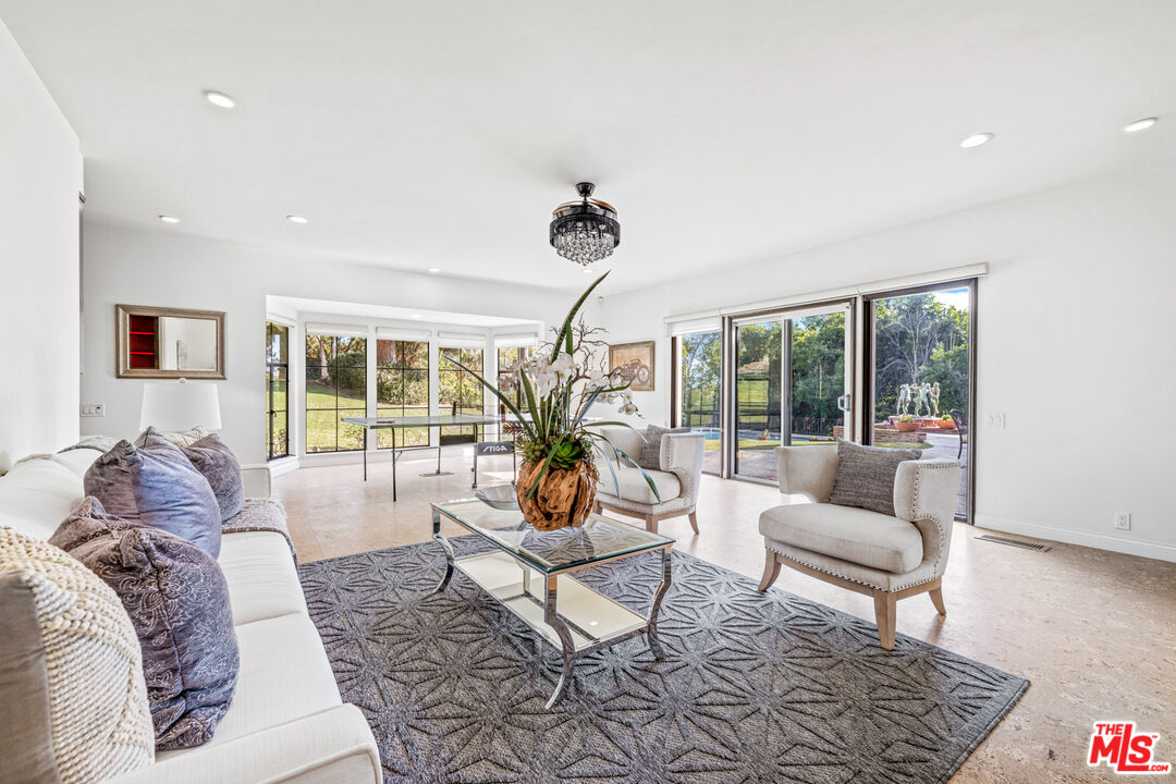 1218 Benedict Canyon Dr