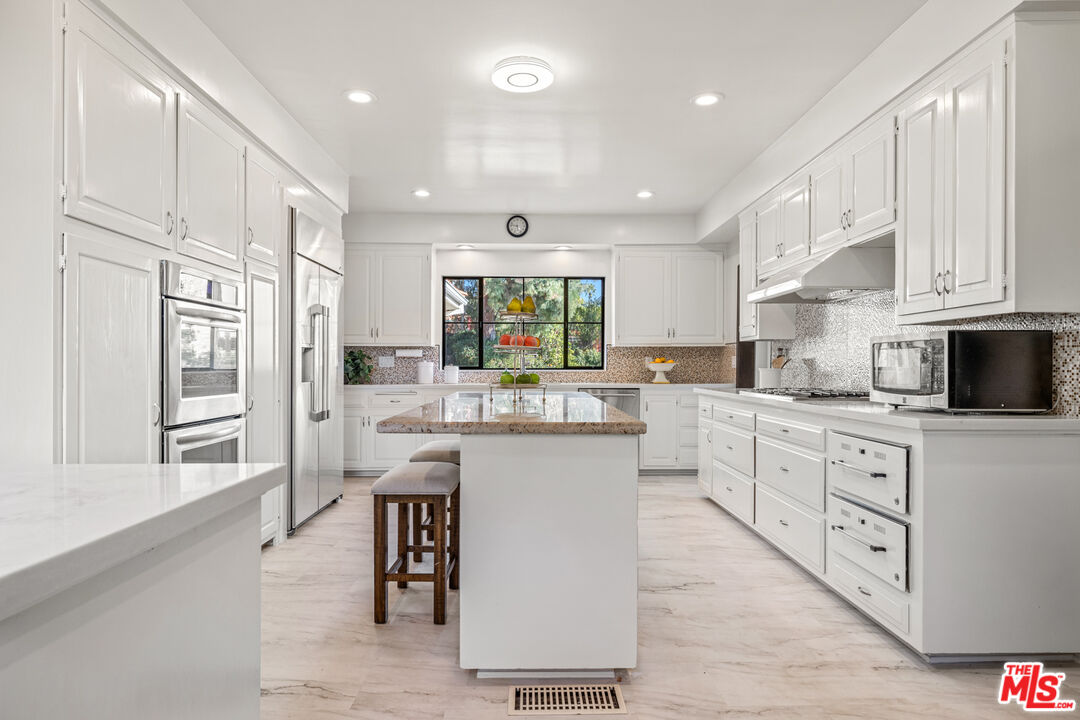 1218 Benedict Canyon Dr