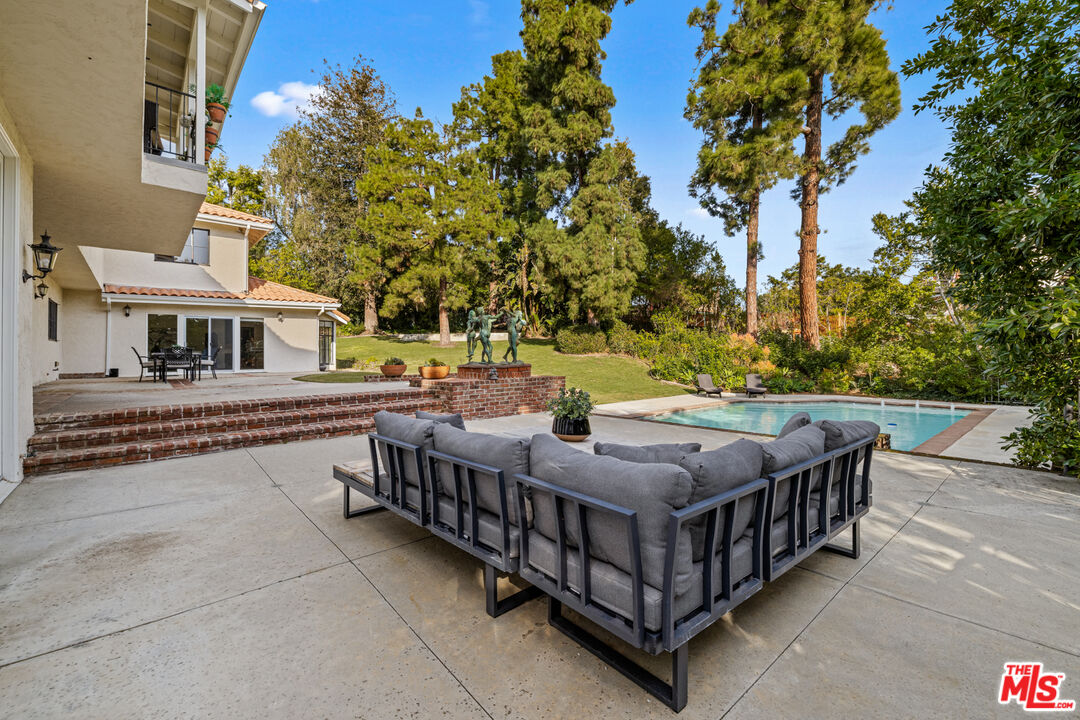 1218 Benedict Canyon Dr