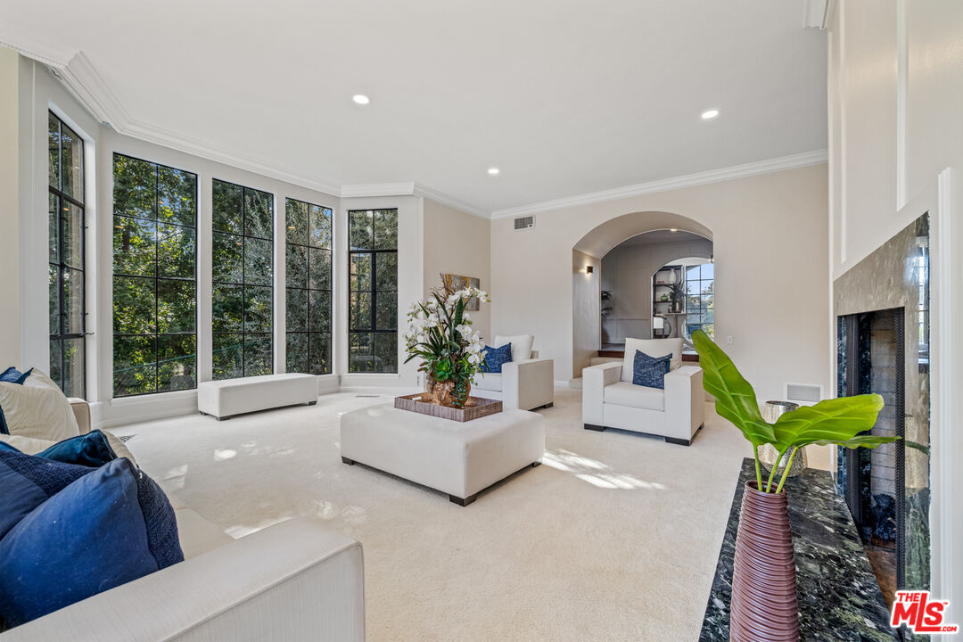 1218 Benedict Canyon Dr