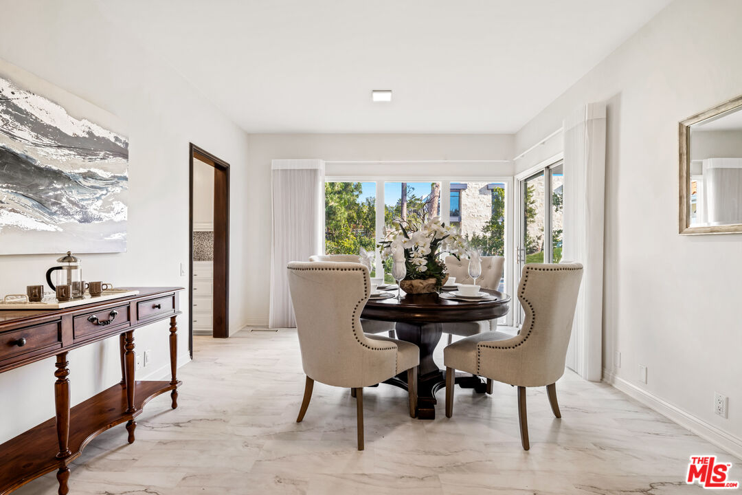 1218 Benedict Canyon Dr