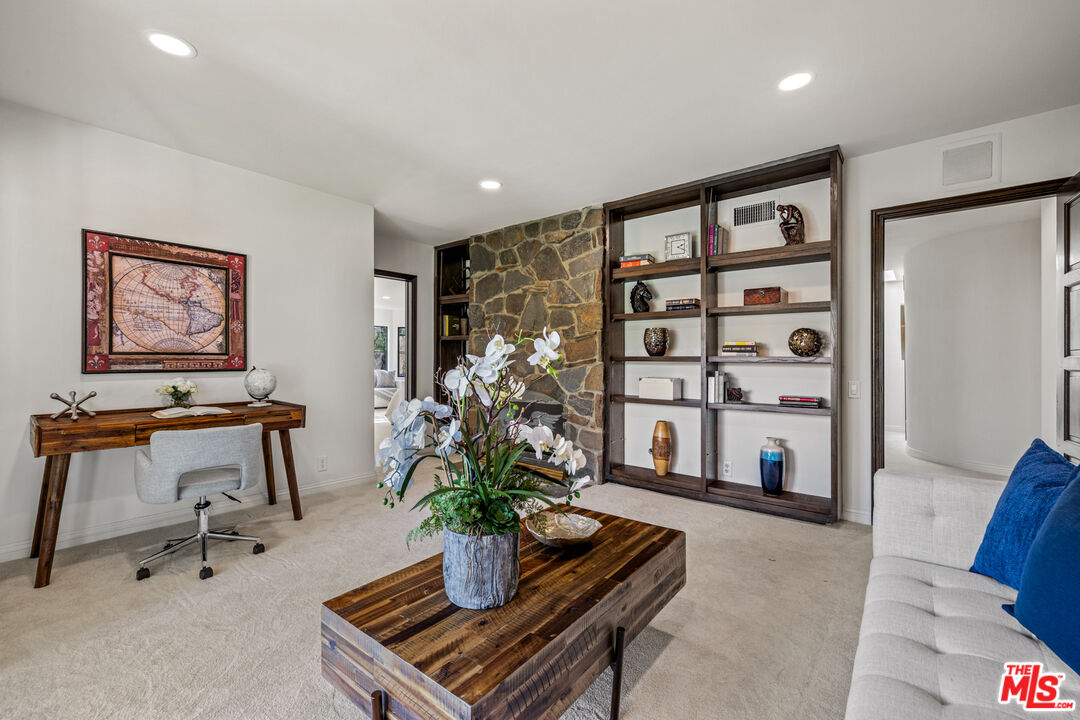 1218 Benedict Canyon Dr