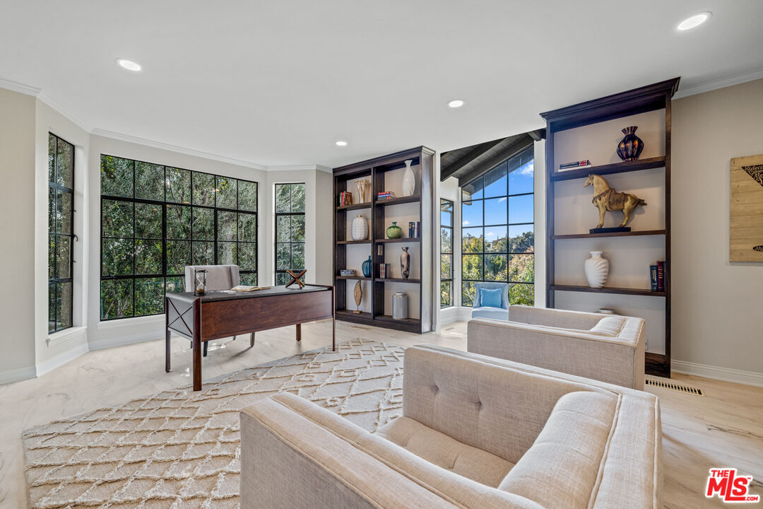 1218 Benedict Canyon Dr