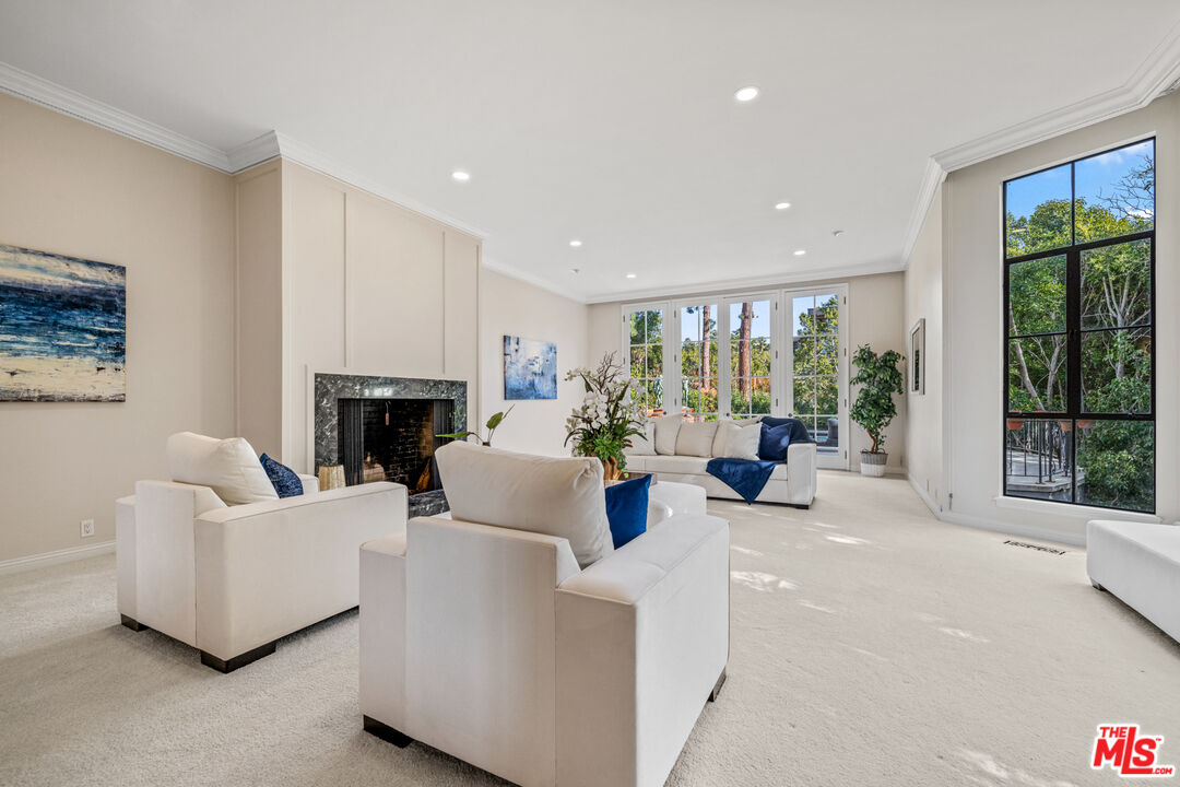1218 Benedict Canyon Dr