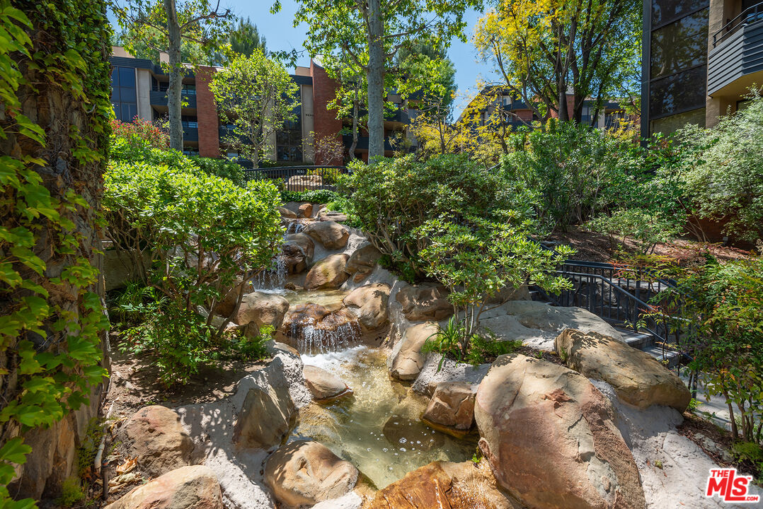 4736 Park Encino Ln Unit: 215