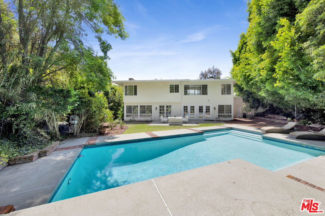 2460 Pesquera Dr