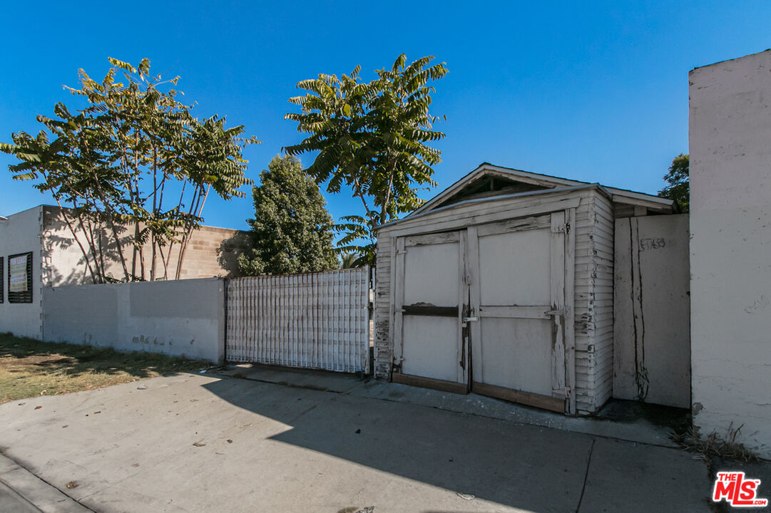 6535 Regent St