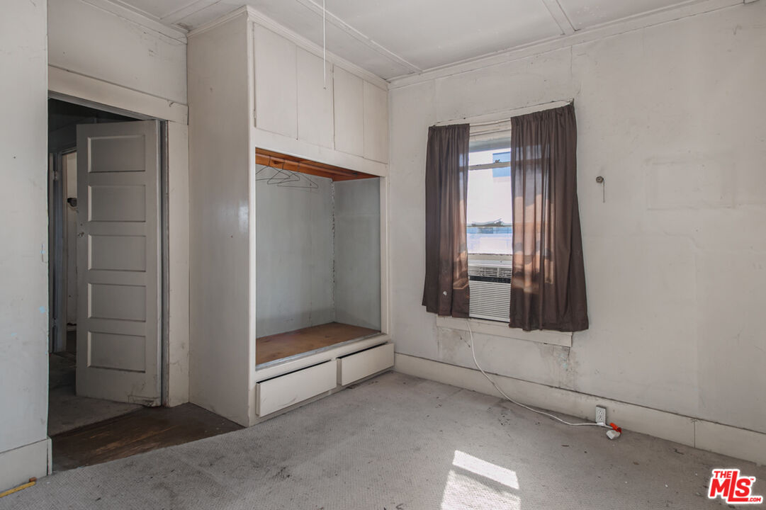 6541 Regent St