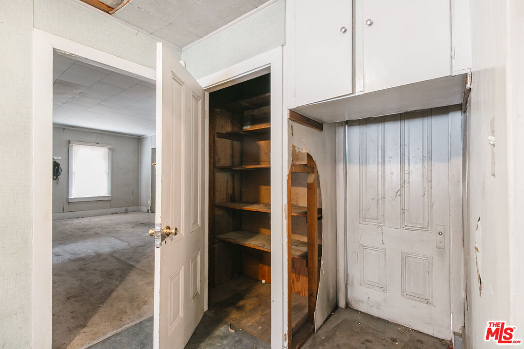 6541 Regent St