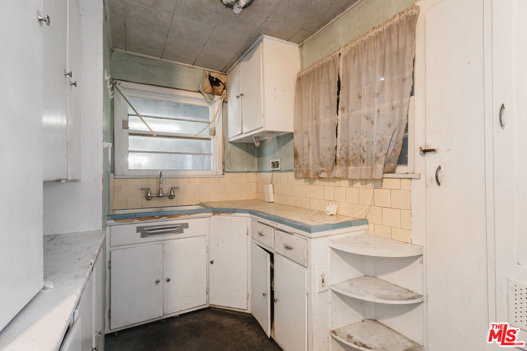 6541 Regent St