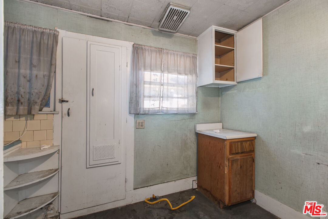 6541 Regent St