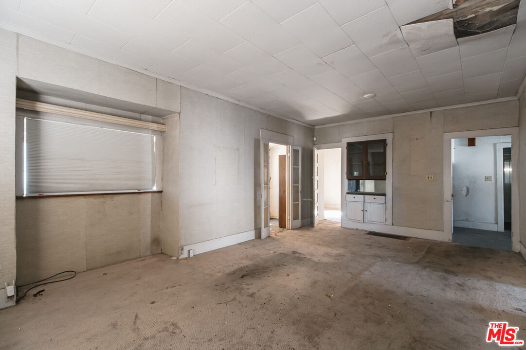 6541 Regent St