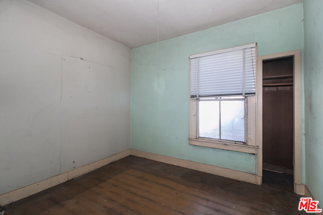 6541 Regent St