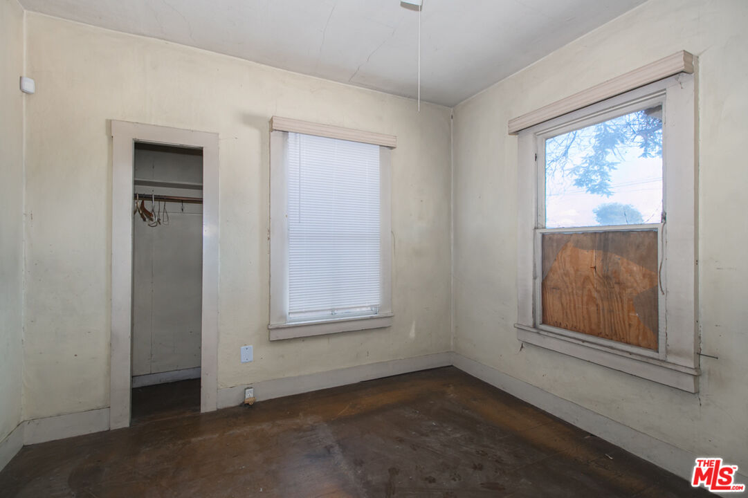 6541 Regent St