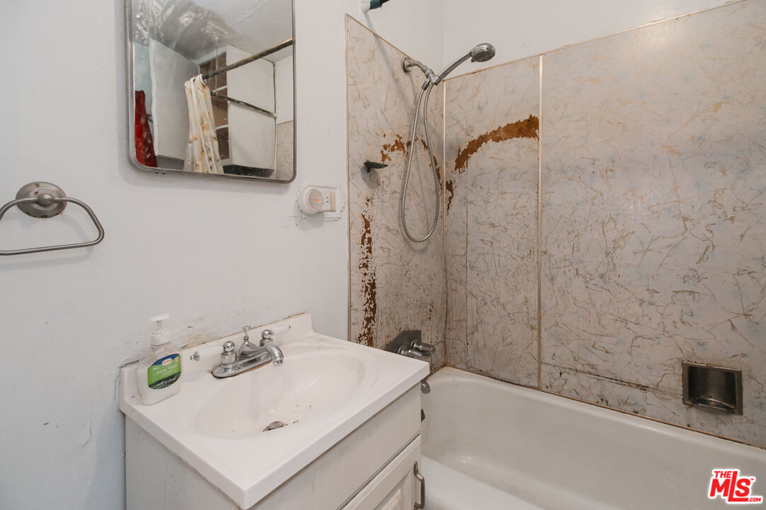 6541 Regent St