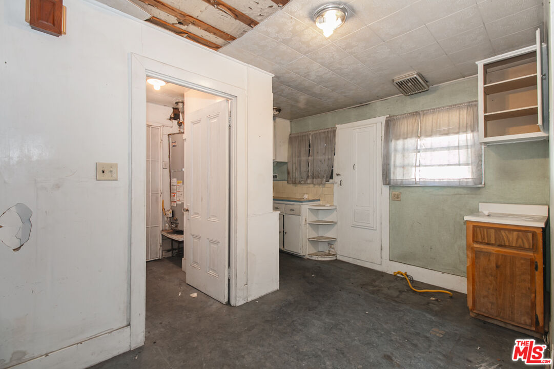 6541 Regent St
