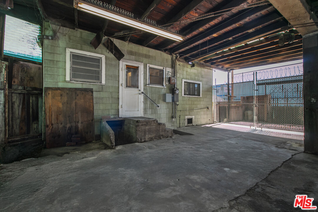 6541 Regent St
