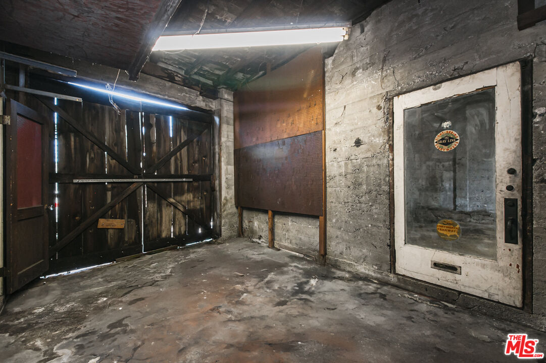 6541 Regent St