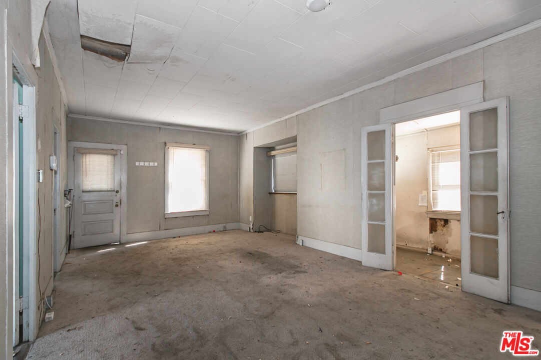 6541 Regent St