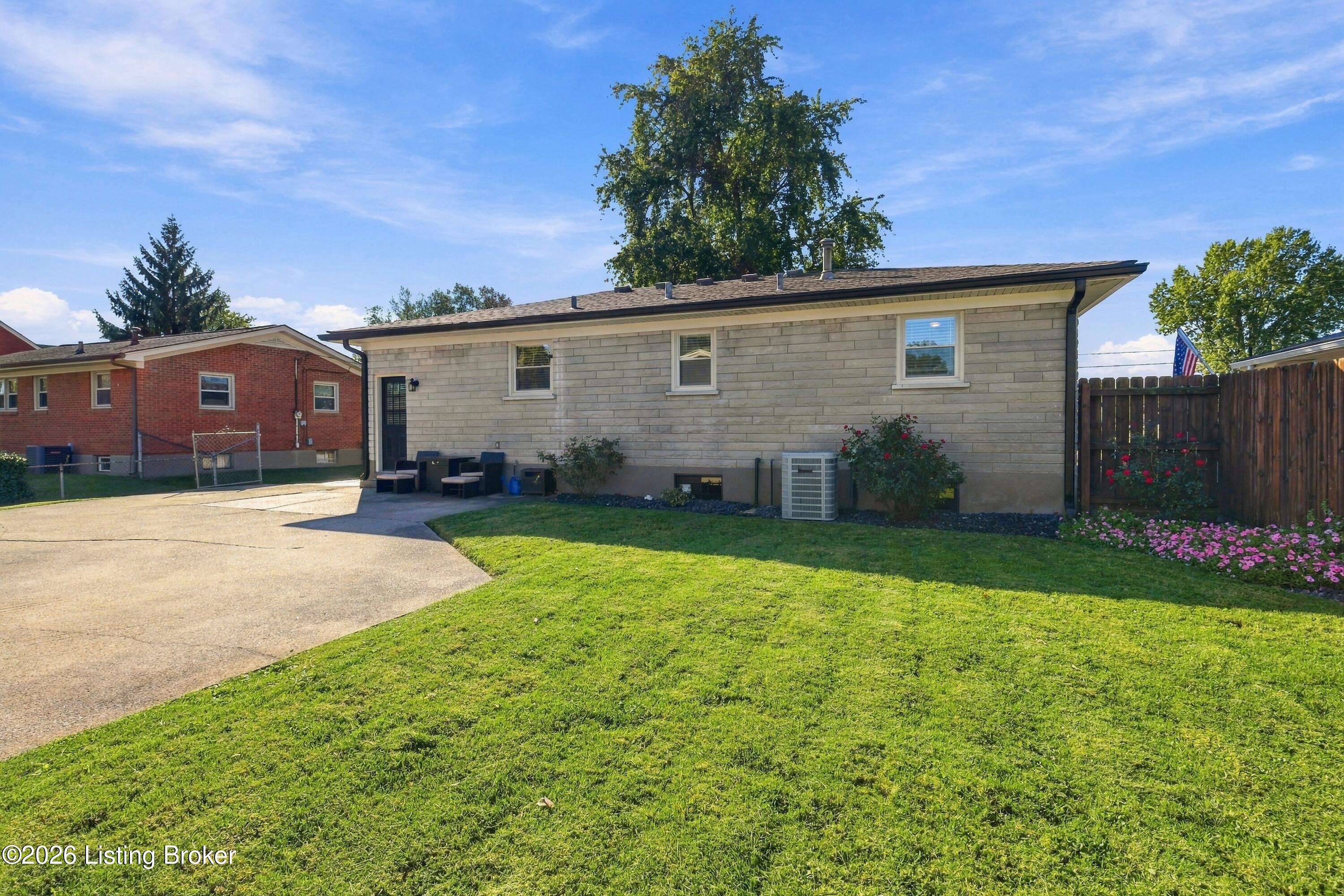 7205 Lorenzo Ln