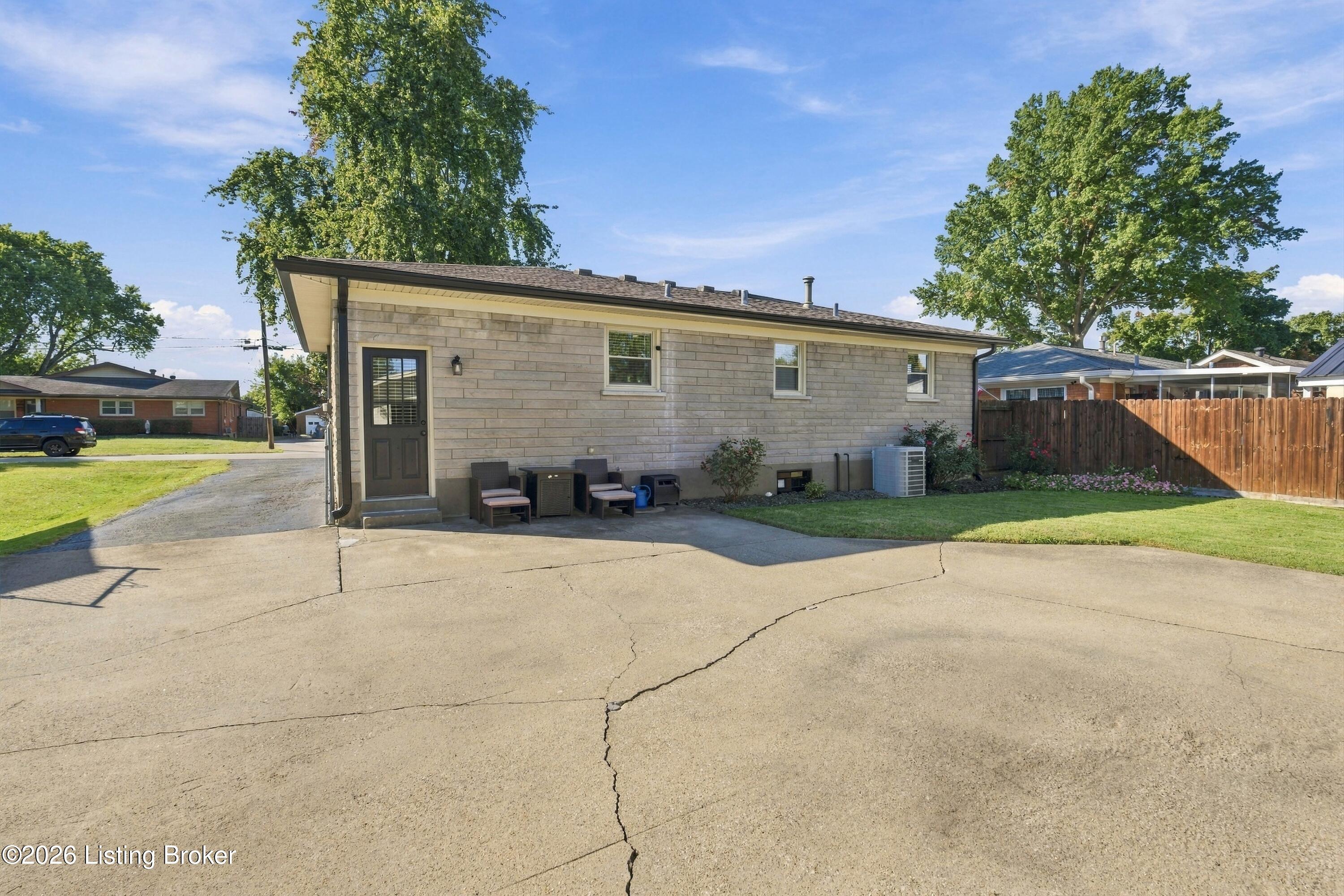 7205 Lorenzo Ln