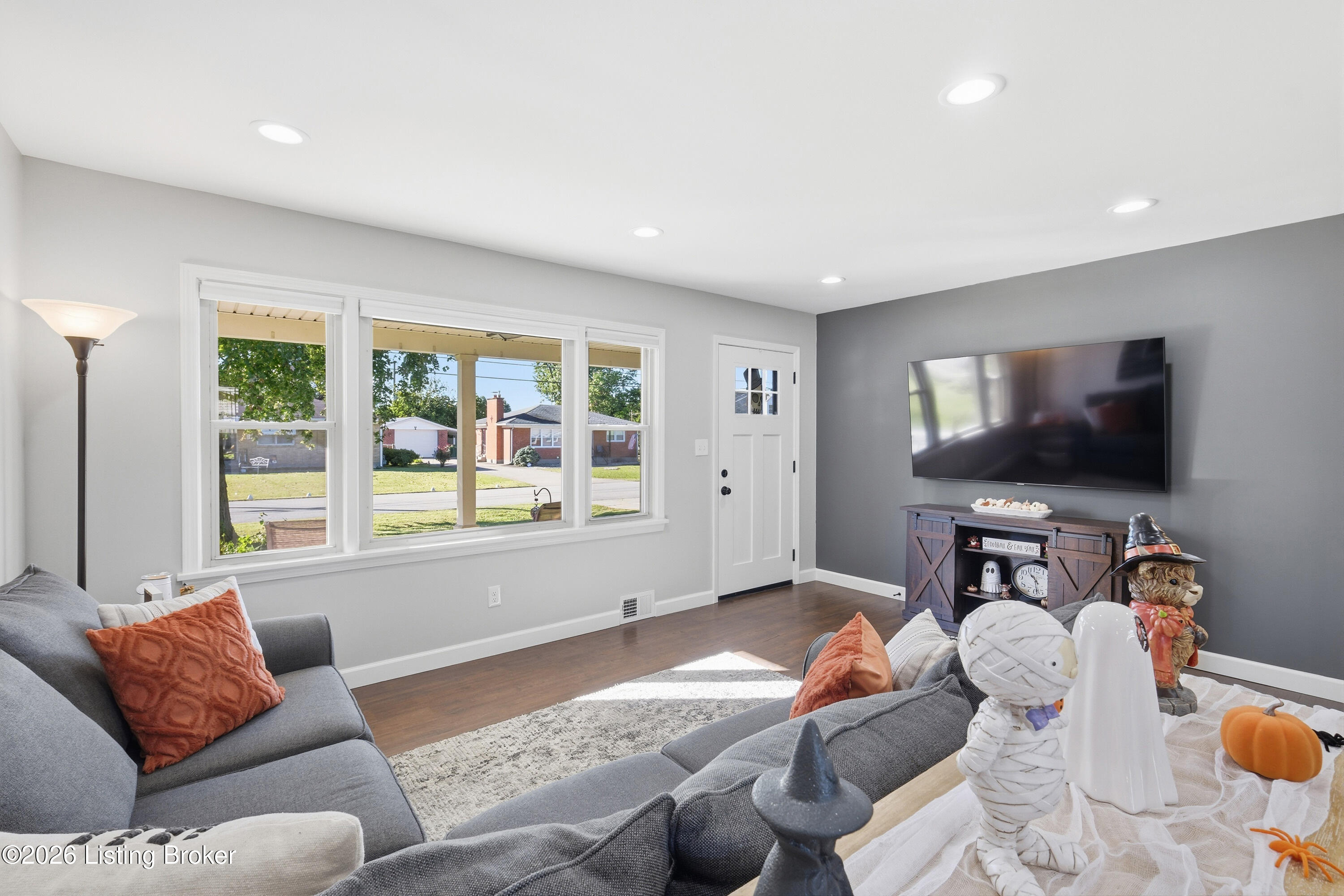 7205 Lorenzo Ln