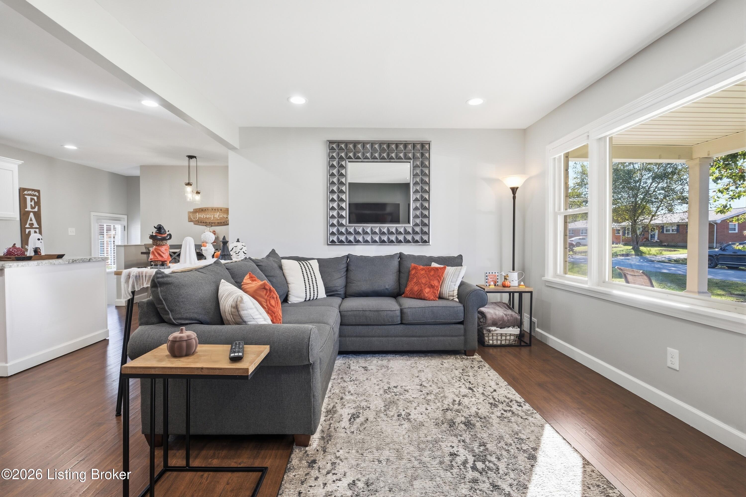 7205 Lorenzo Ln