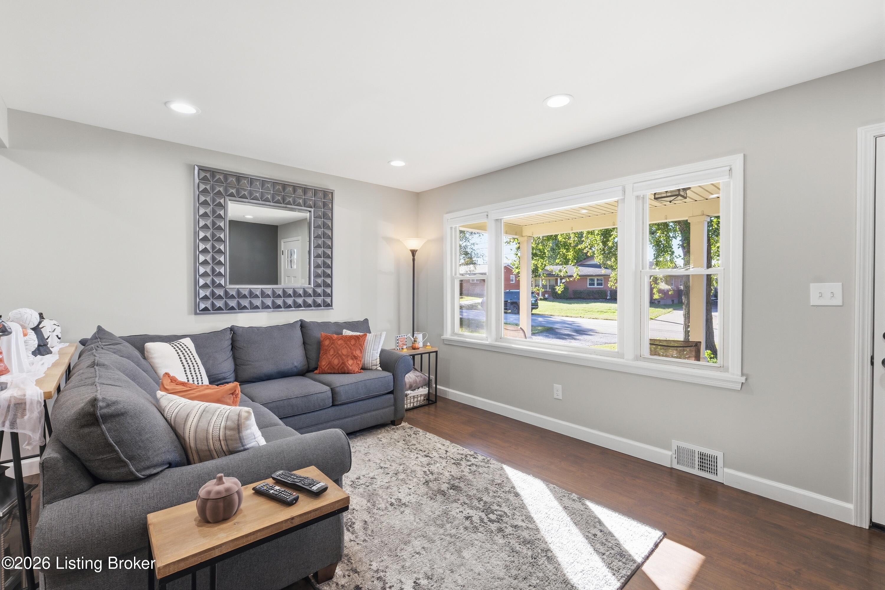 7205 Lorenzo Ln