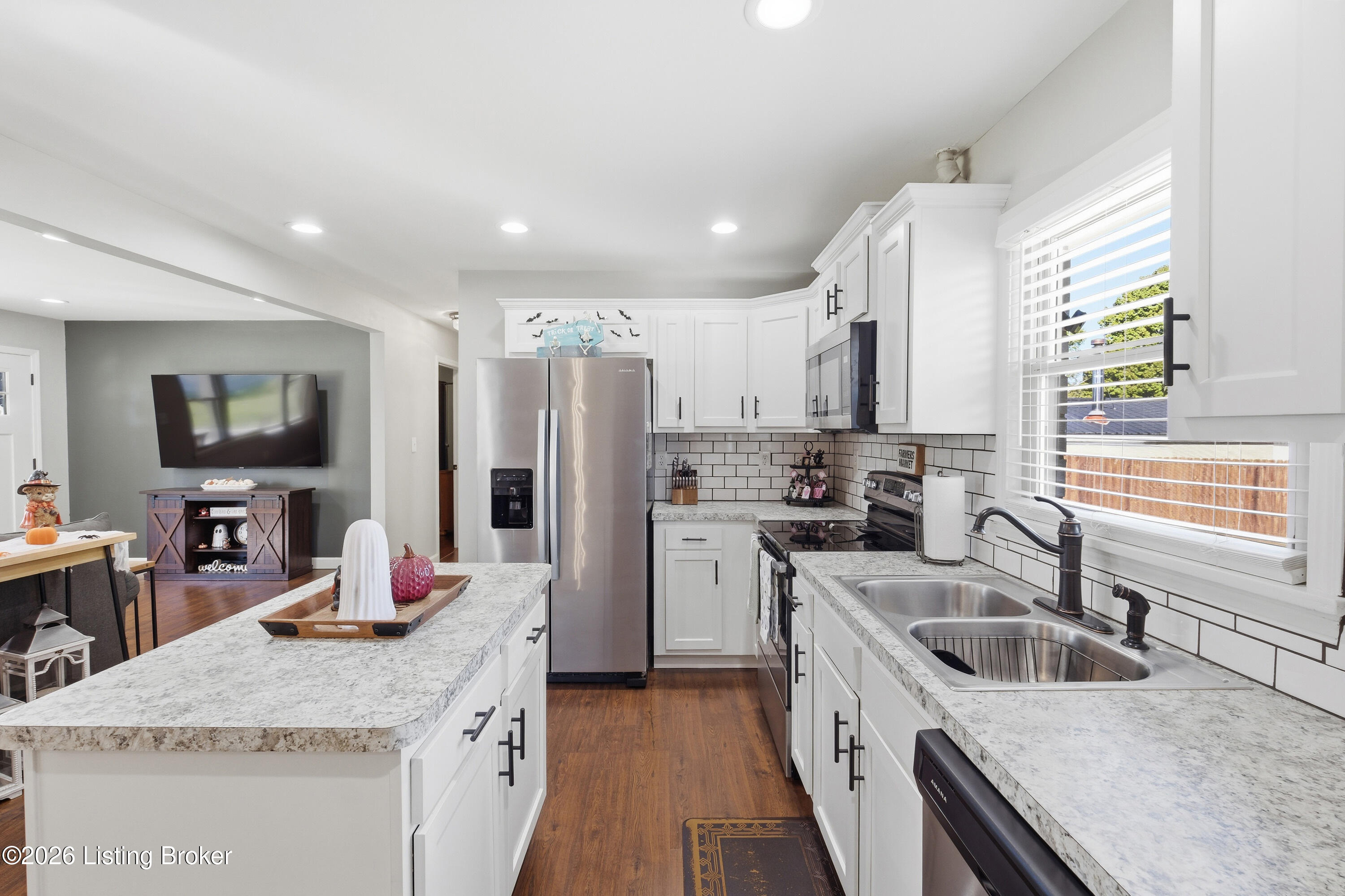 7205 Lorenzo Ln