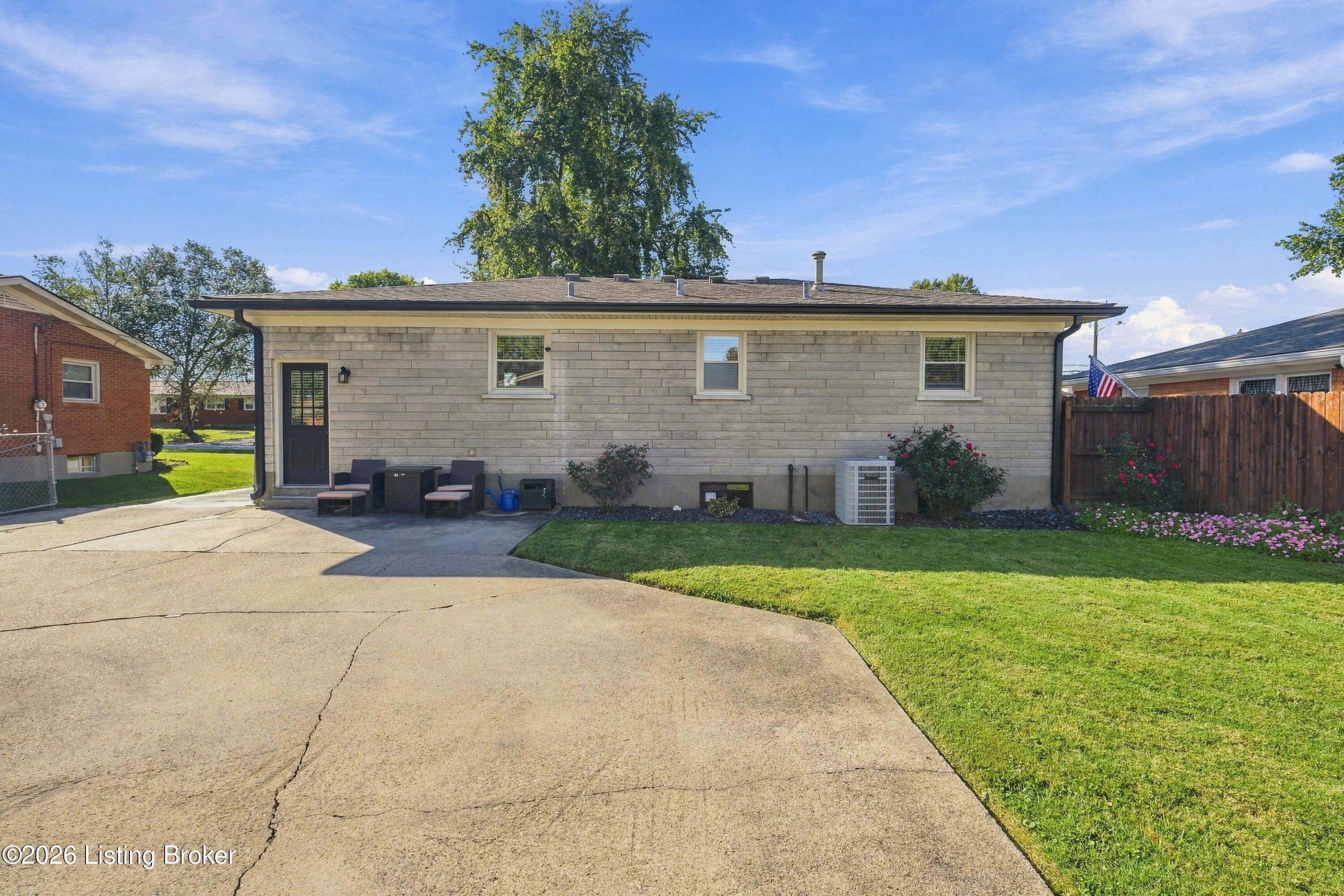 7205 Lorenzo Ln