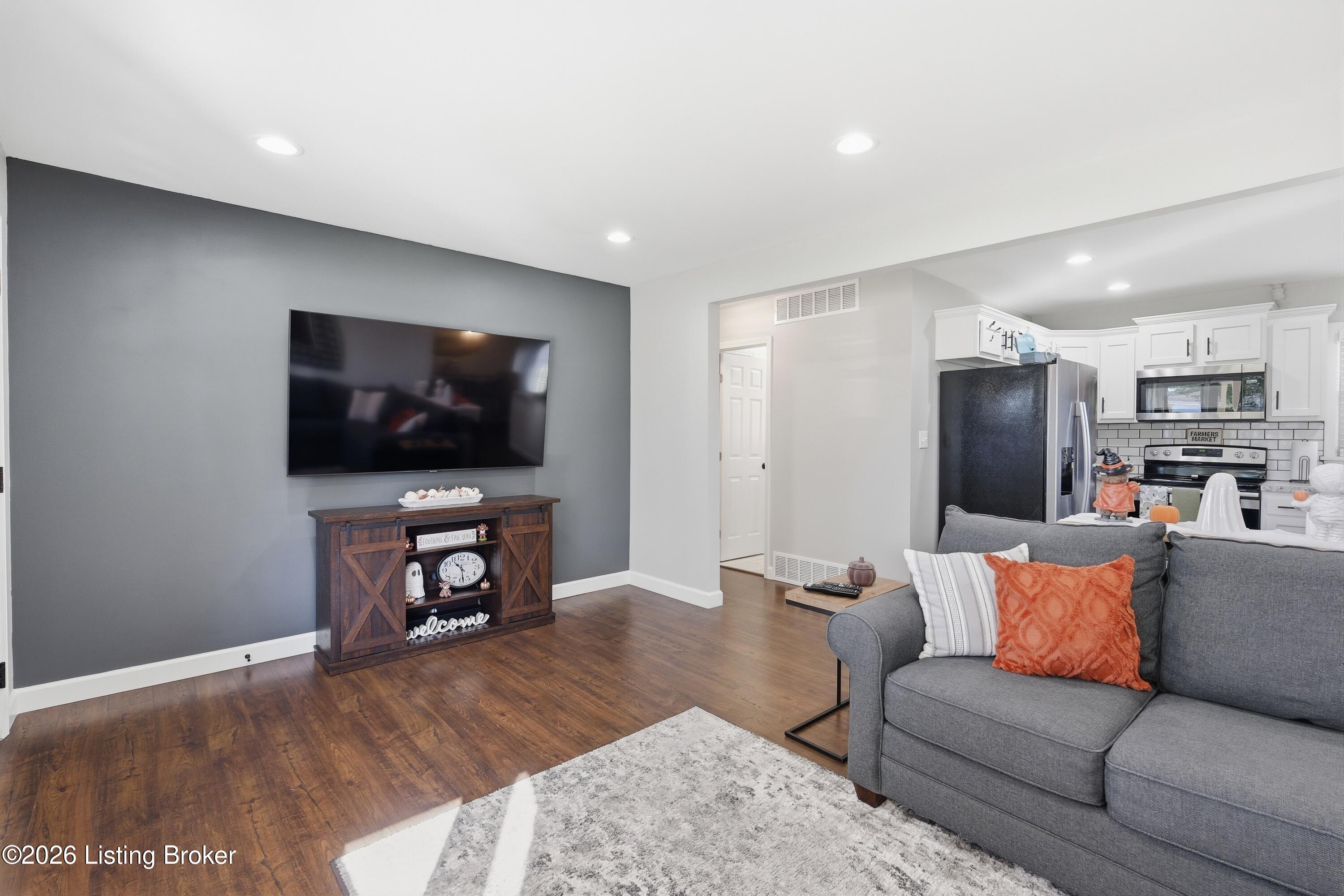 7205 Lorenzo Ln