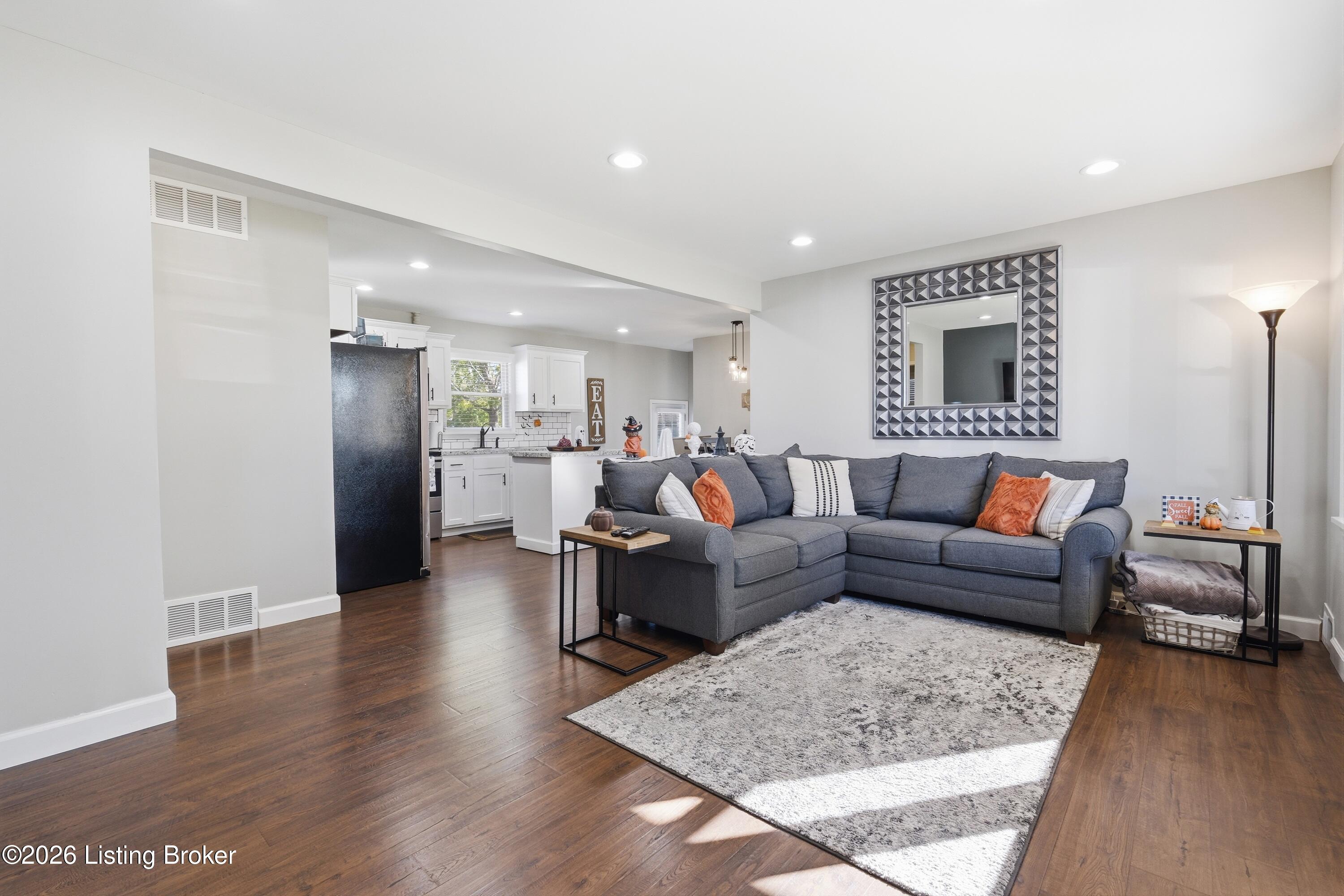 7205 Lorenzo Ln