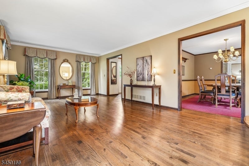 10 Sunnyfield Dr