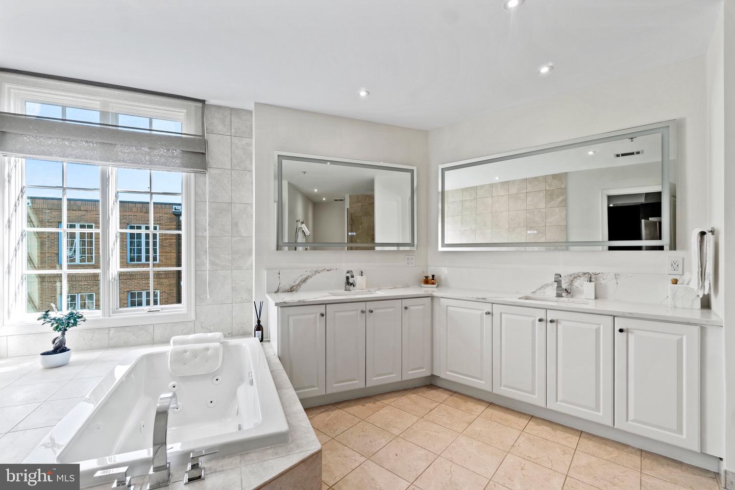 2501 Wisconsin Ave NW #402