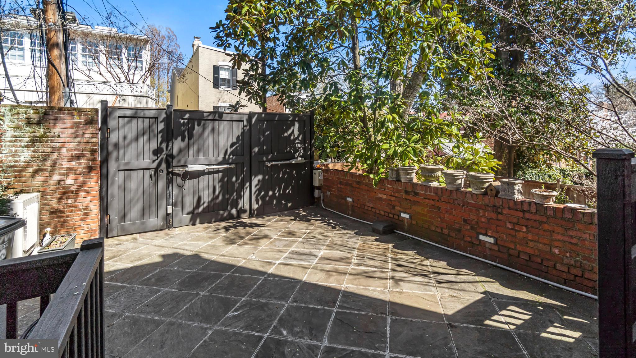 3017 Dumbarton St NW