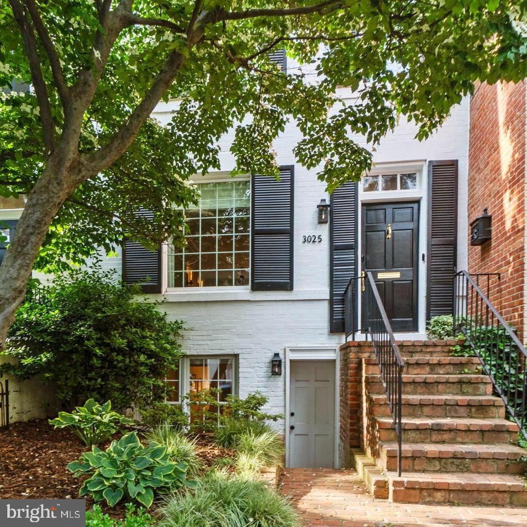 3025 Cambridge Pl NW