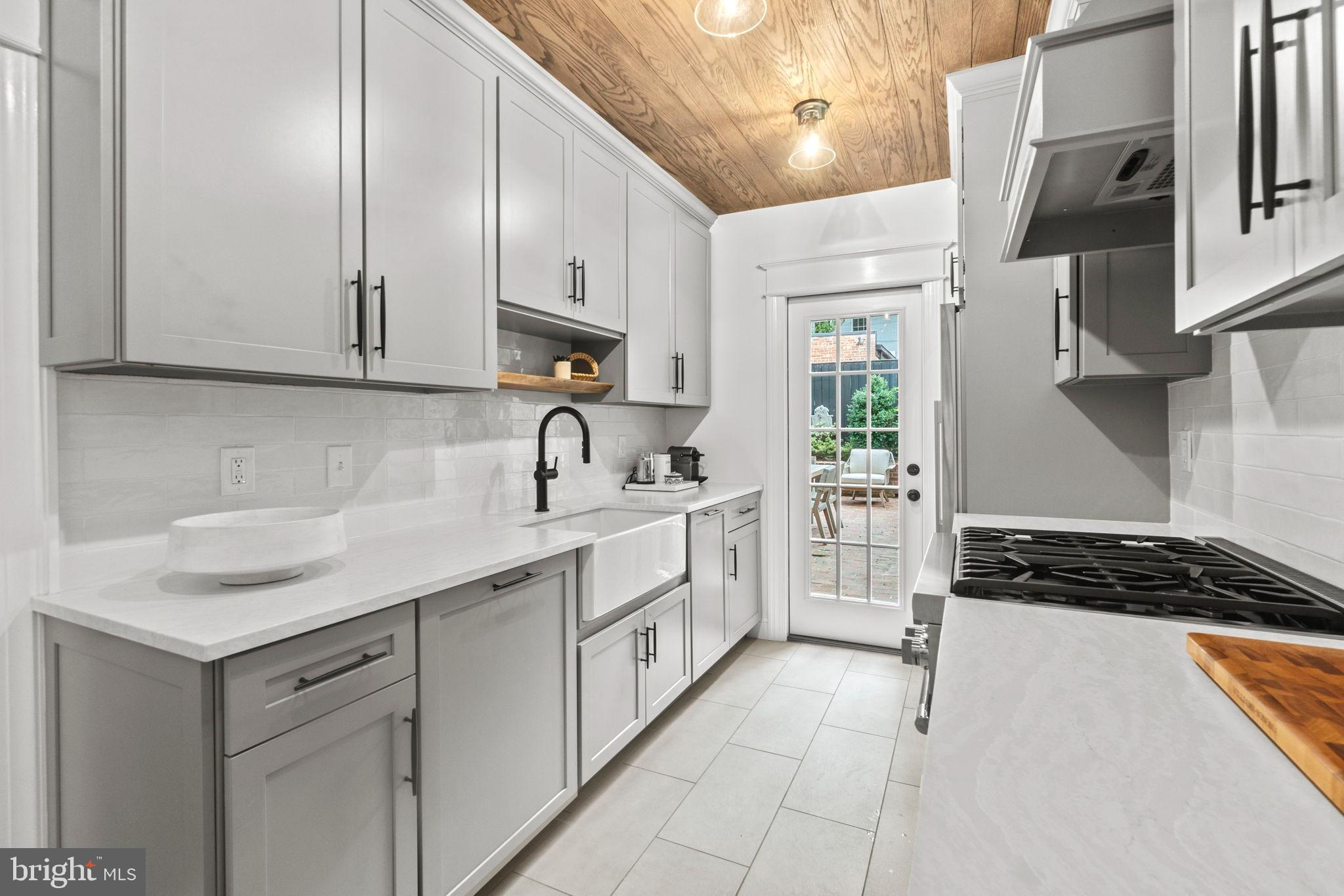 3025 Cambridge Pl NW